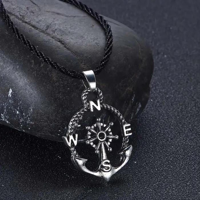 Collier de bateau avec boussole et ancre pour femmes, souvenir de navigateurs, bijou religieux élégant pour occasions spéciales
