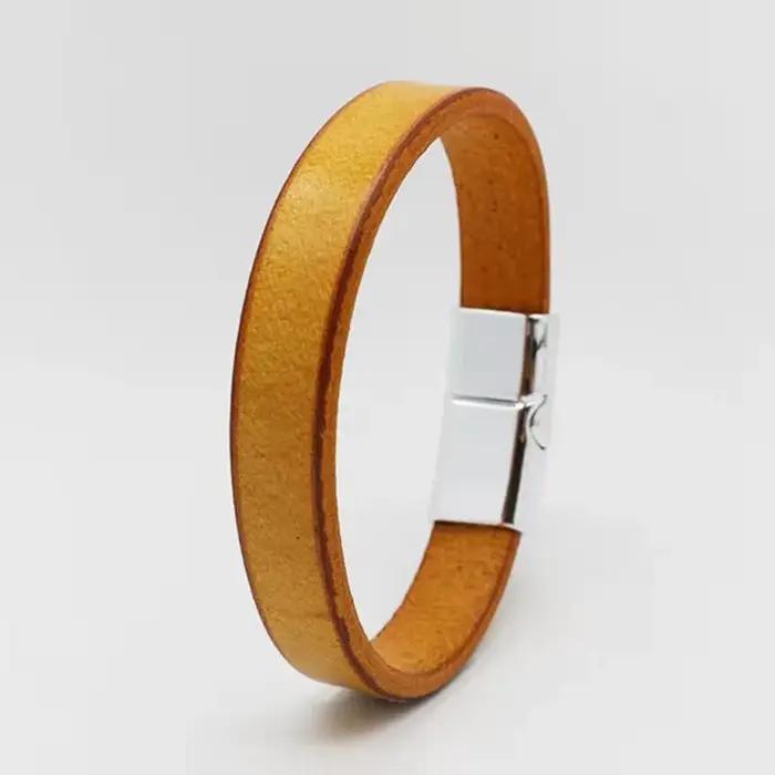Bracelet en cuir de vache vintage simple pour hommes polyvalent avec boucle magnétique accessoire de bijoux tendance de rue pour homme occassions spéciales