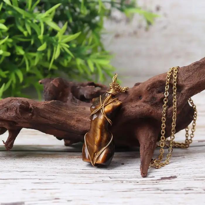 Pendentif en cristal naturel sculpté à la main pour femmes occasions spéciales bijou unique artisanal