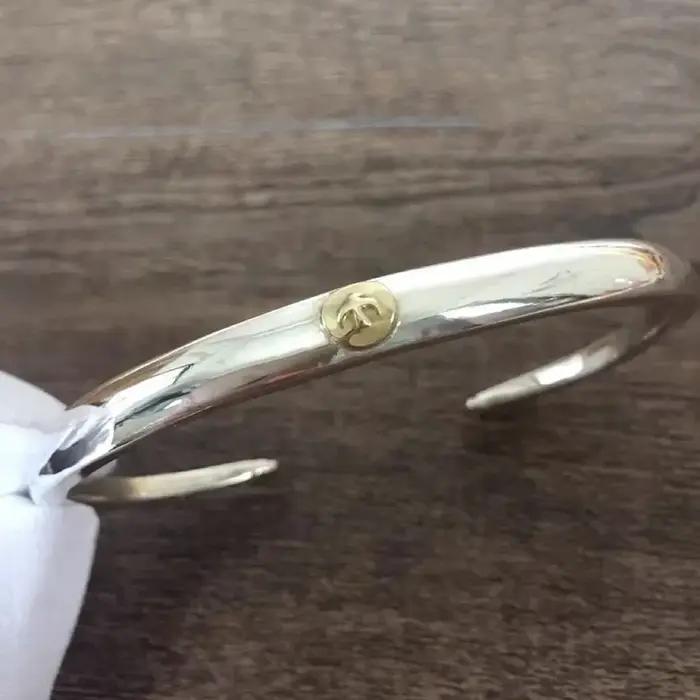Bracelet vintage en or avec un aigle à quatre yeux