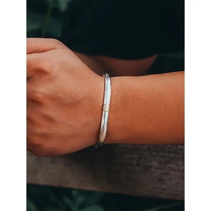 Bracelet vintage en or avec un aigle à quatre yeux