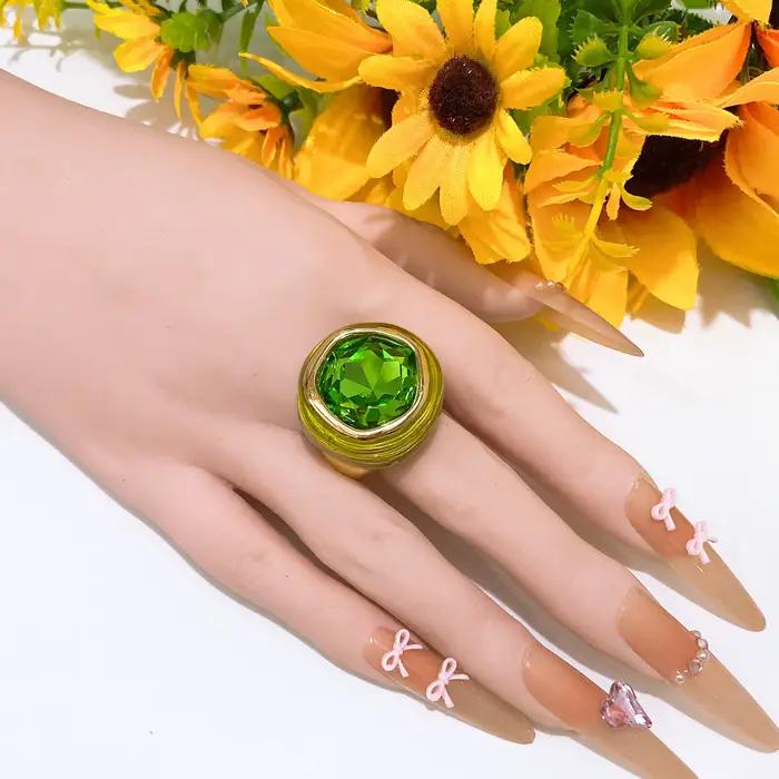 Bague de luxe avec pierre précieuse verte, designs audacieux en argent et or, bijoux élégants pour les soirées, pour la mode féminine