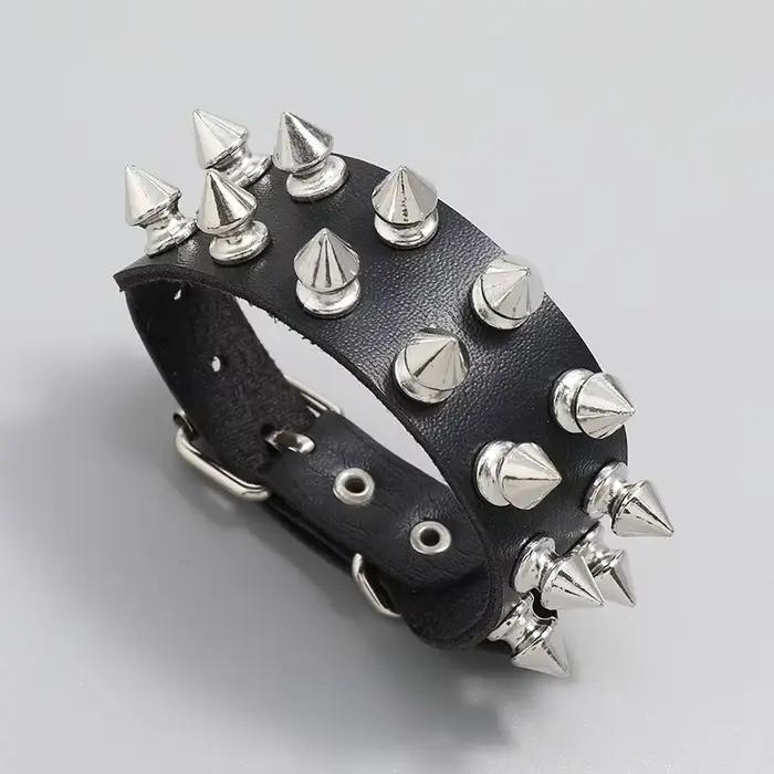 Bracelet punk gothique en cuir noir avec rivets à pointes et marquage à chaud pour homme et femme occasions spéciales