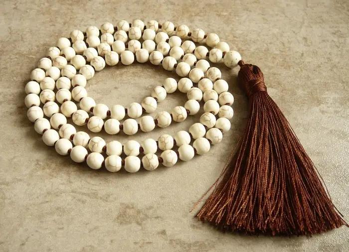Howlite Mala perle collier noué à la main 108