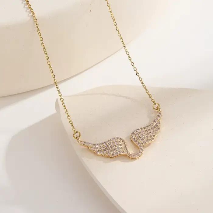 Collier pendentif ailes d'ange en zircone cubique luxueux et exquis pour femmes occasions spéciales elegance protection style moderne originalité