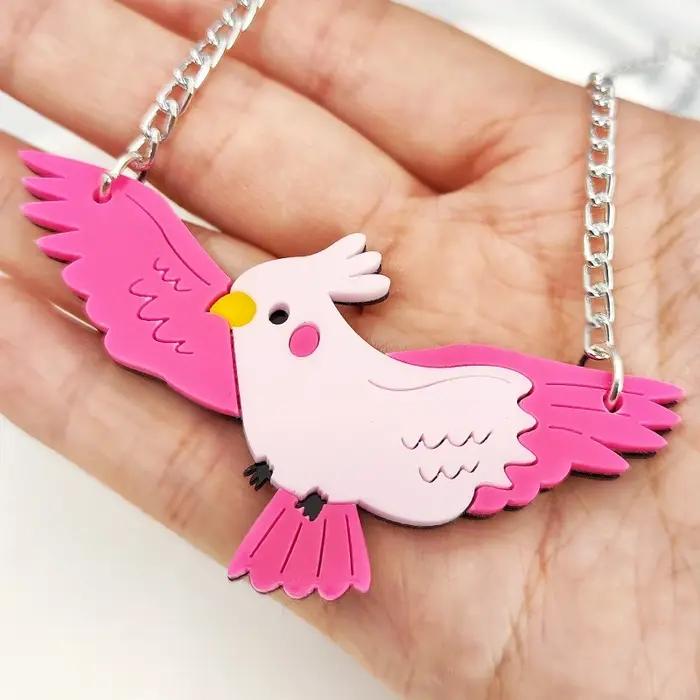 Collier court perroquet rose en acrylique pour femme
