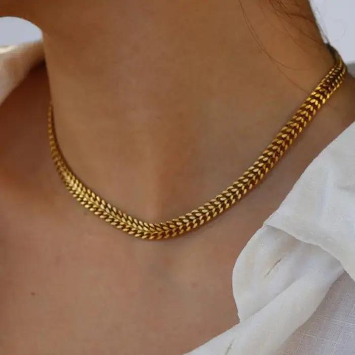 Collier en acier inoxydable 316L design géométrique moderne pour femme avec chaîne de maillons en couleur or jaune clair ou rouge-marron pour occasions spéciales