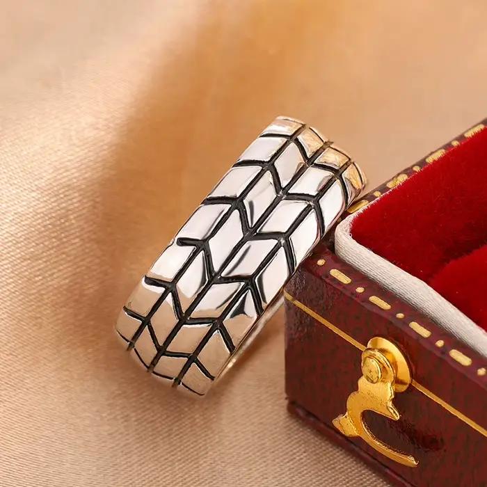 Bague plaquée argent 925 sertie de zirconium blanc classique pour engagement et occasions spéciales bijou de fête hip-hop style