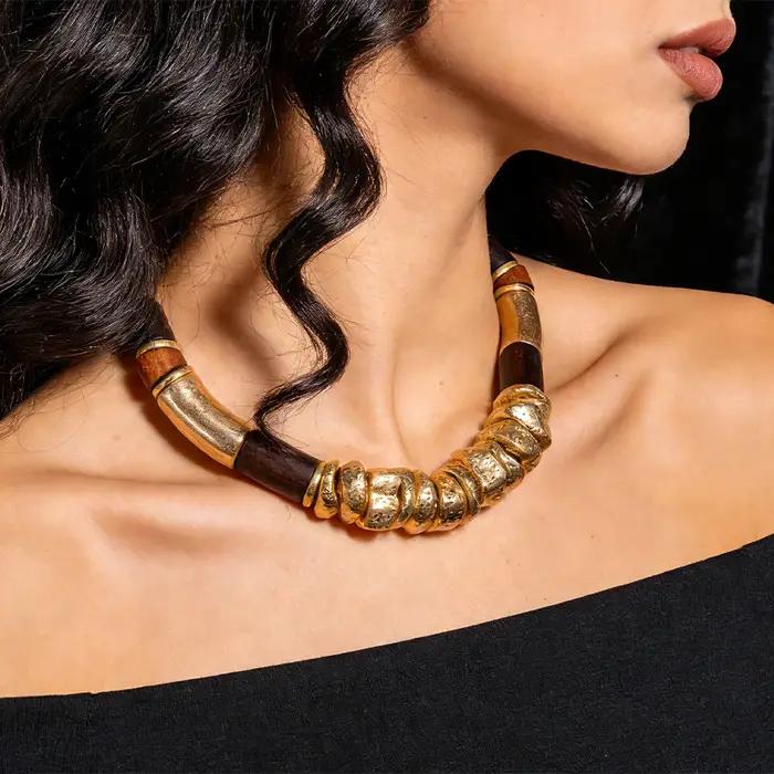 Collier ras du cou en bois et or de luxe
