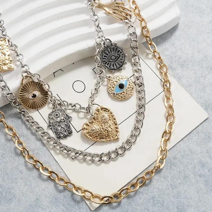 Collier à breloques superposées bicolore style bohème audacieux
