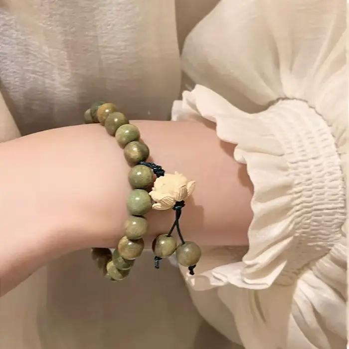 Bracelet Vintage en Bois de Lotus et Perles avec Pendentif Fleur Bijou Traditionnel pour Hommes et Femmes Occasions Religieuses Cérémonies Soirées Elégantes