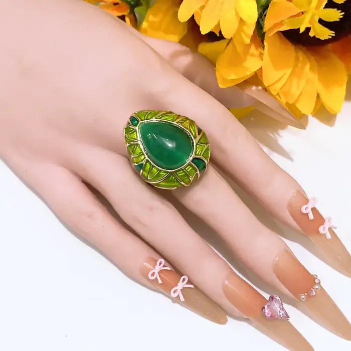 Bague de luxe avec pierre précieuse verte, designs audacieux en argent et or, bijoux élégants pour les soirées, pour la mode féminine