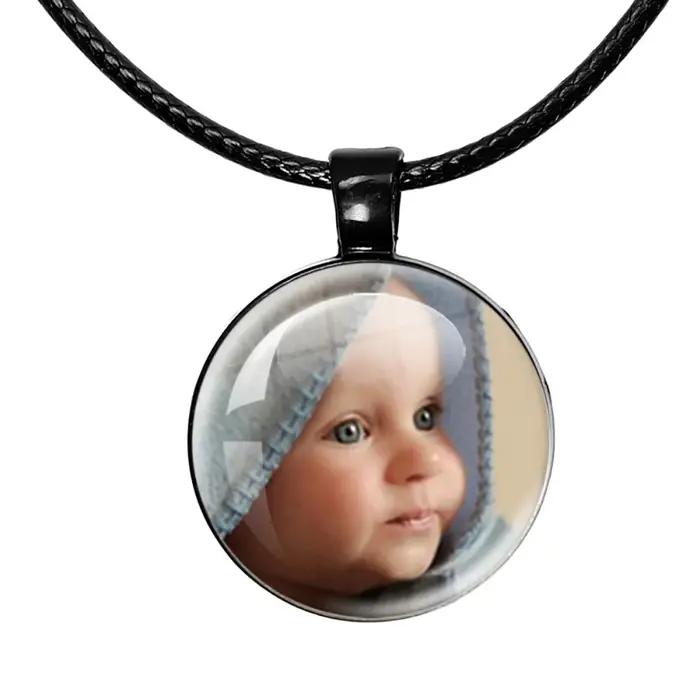 Collier personnalisé en alliage de zinc avec chaîne en corde en cuir noir et pendentif cabochon en verre pour engagement et occasions spéciales hommes femmes