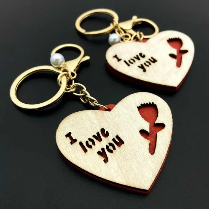 Chaîne suspendue personnalisée en bois avec motifs de dessins animés et inscription Je t'aime pour homme et femme cadeau romantique occasions spéciales