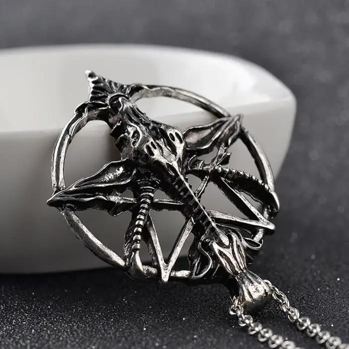 Collier pendentif tête de chèvre Baphomet en bijouterie gothique avec pentagramme inversé et sigil pour hommes occasions spéciales et culture gothique