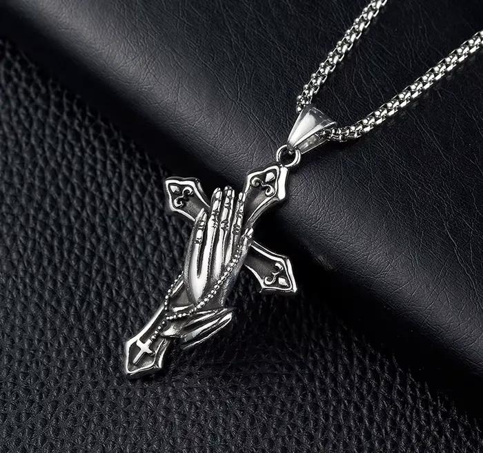 Collier pour Homme Style Rétro National Main de Prière Croix en Acier Inoxydable Collier Tendance Pendentif Niche Personnalisé