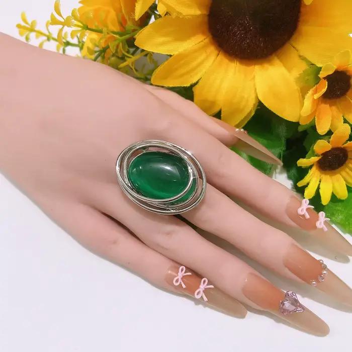 Bague de luxe avec pierre précieuse verte, designs audacieux en argent et or, bijoux élégants pour les soirées, pour la mode féminine