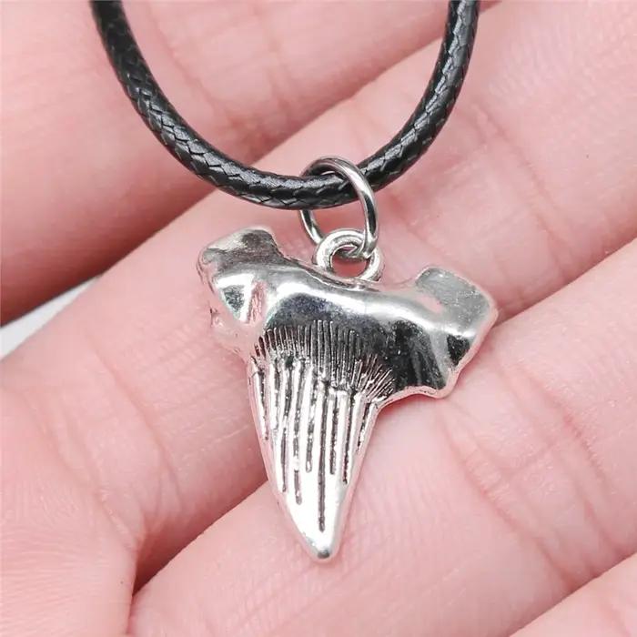Pendentif dent de requin en faux cuir noir