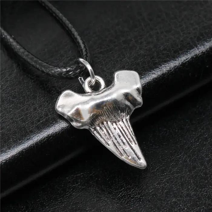 Pendentif dent de requin en faux cuir noir