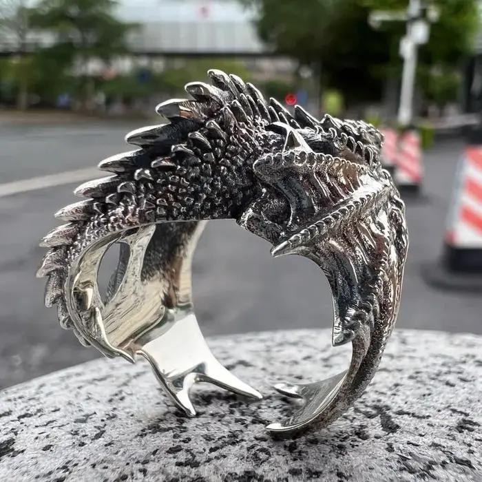 Bague de mode style gothique punk avec motif de dragon et pierre blanche ajustable pour look audacieux et mystique