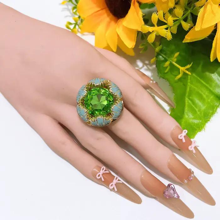 Bague de luxe avec pierre précieuse verte, designs audacieux en argent et or, bijoux élégants pour l