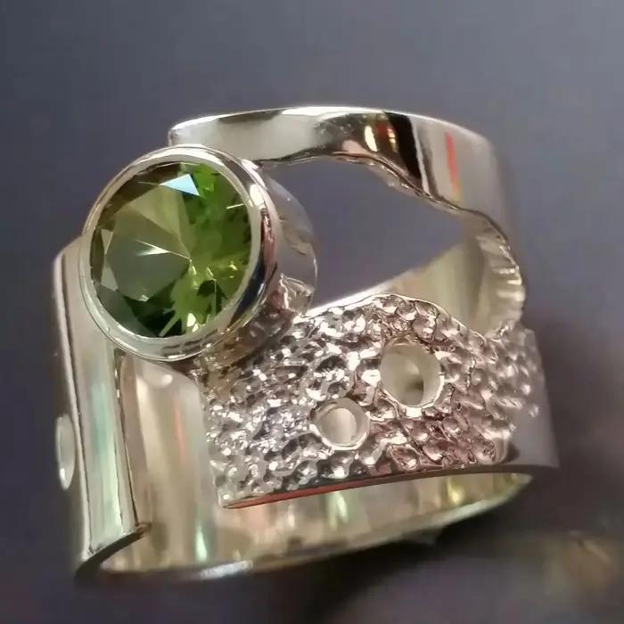 Bague ouverte de luxe texturée en cuivre avec pierre synthétique verte