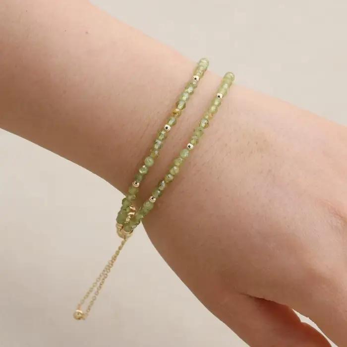 Bracelet de perles bohème simple et élégant double couche de perles de cristal olivine avec fermoir aimant pour femmes occasions spéciales