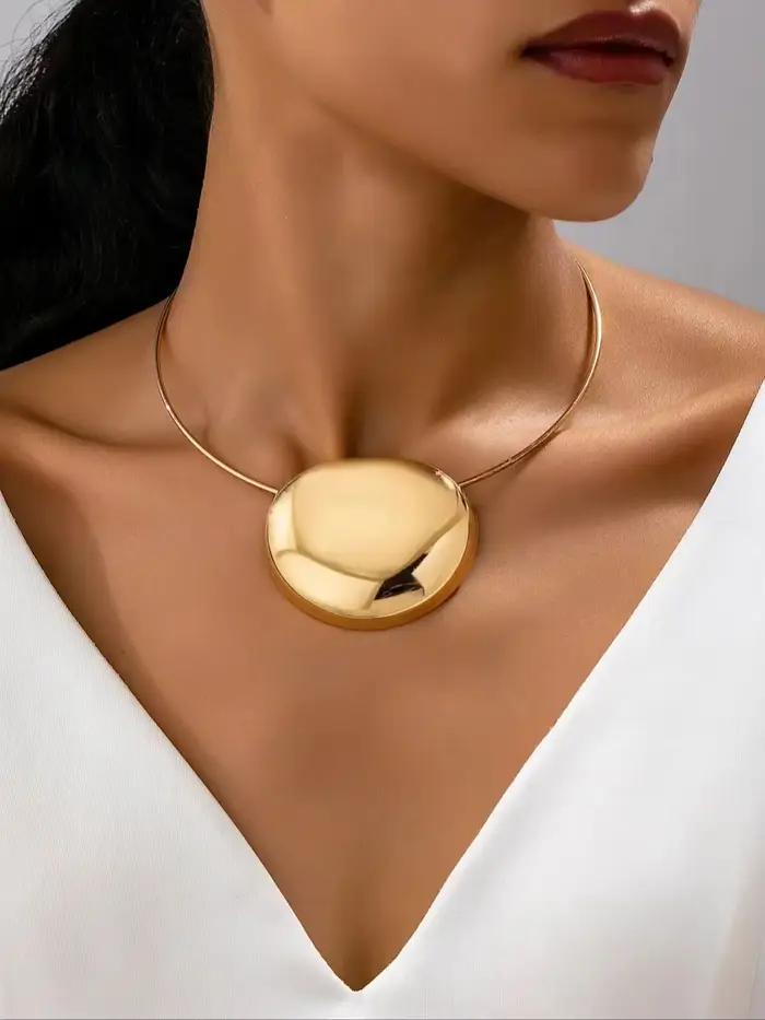 Un collier minimaliste audacieux
