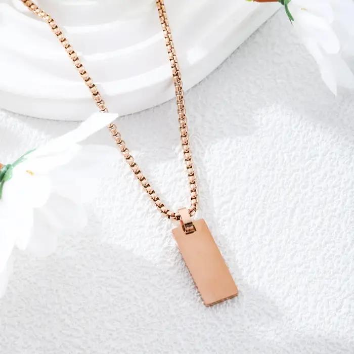 Collier avec étiquette pour hommes