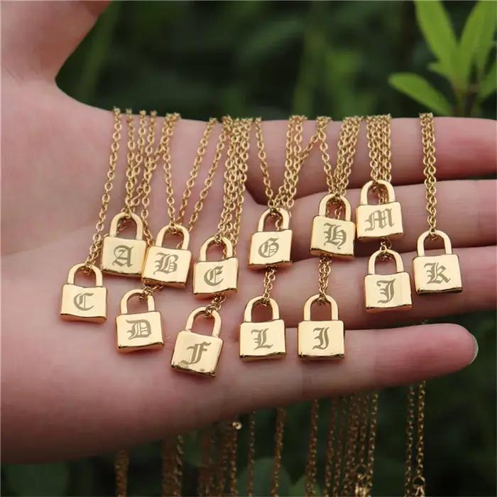 Collier avec pendentif cadenas initial en acier inoxydable