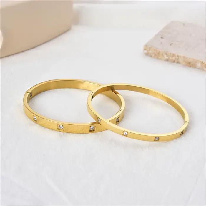 Bracelet circulaire en zircon carré incrusté d'acier inoxydable plaquée or pour femmes occasions spéciales à offrir