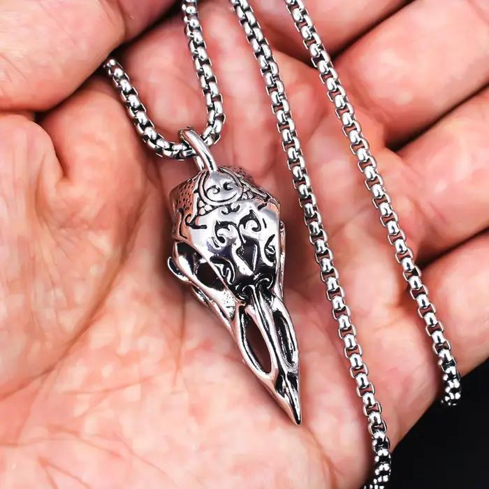 Collier pendentif crâne de corbeau nordique