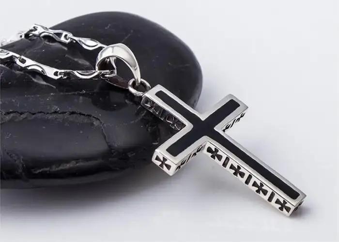 Collier en argent sterling 925 avec pendentif croix noire moderne pour homme et femme pour célébrer vos occasions spéciales et anniversaires