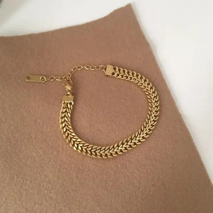 Collier en acier inoxydable 316L design géométrique moderne pour femme avec chaîne de maillons en couleur or jaune clair ou rouge-marron pour occasions spéciales