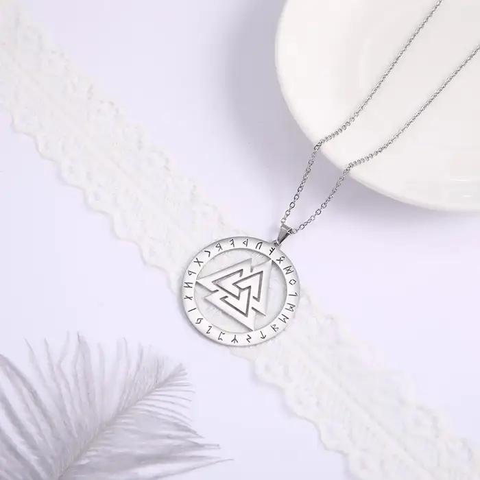 Collier en acier inoxydable Triskele figure nordique viking amulette bijou féminin cadeau anniversaire occasion spéciale