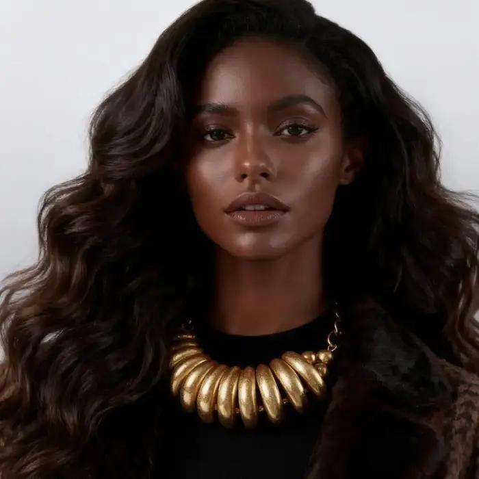 Collier bavoir épais en or avec maillons ovales audacieux bijou fantaisie tendance et élégant pour femmes occasions spéciales anniversaire saint-valentin