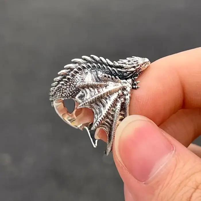 Bague de mode style gothique punk avec motif de dragon et pierre blanche ajustable pour look audacieux et mystique