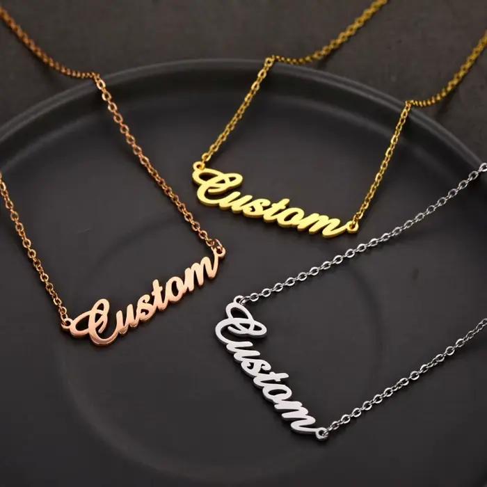 Collier personnalisé en acier inoxydable avec nom doré pour femmes et hommes, bijoux avec plaque signalétique personnalisée, pendentif lettre à la mode, cadeau