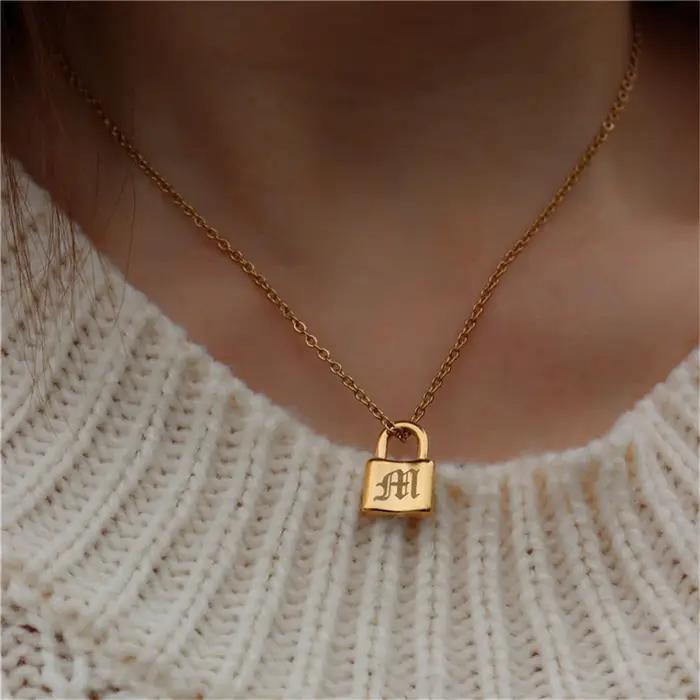 Collier avec pendentif cadenas initial en acier inoxydable