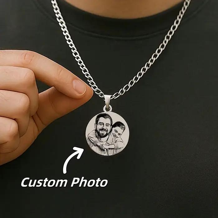 Collier personnalisé avec chaîne Figaro et pendentif gravé au laser pour couple, cadeau d'anniversaire et occasions spéciales