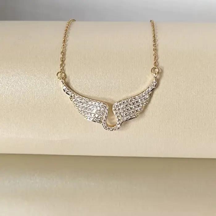 Collier pendentif ailes d'ange en zircone cubique luxueux et exquis pour femmes occasions spéciales elegance protection style moderne originalité