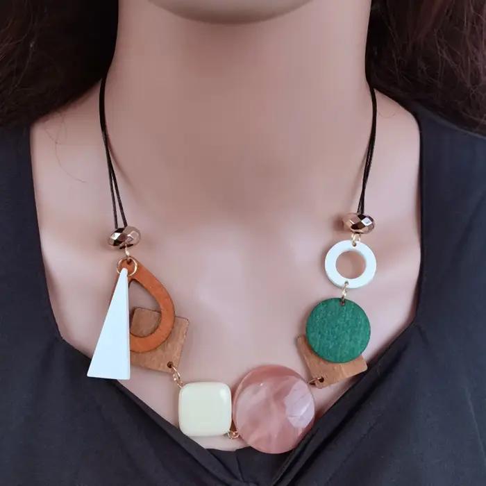 Collier pendentif géométrique en bois Vintage