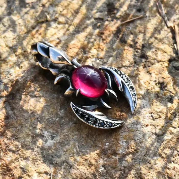 Collier avec pendentif scorpion en cristal rouge et diamants noirs