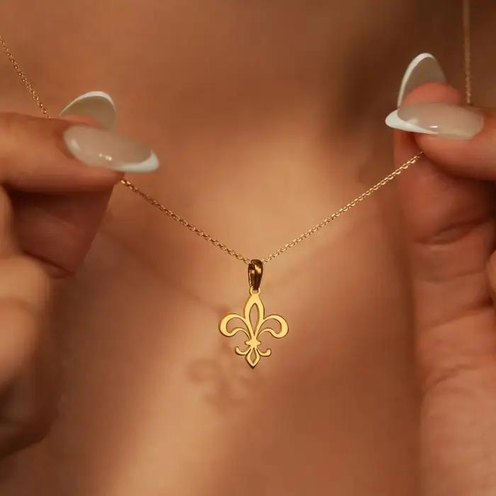 Pendentif de collier Fleur de lis exquis en argent sterling plaqué or