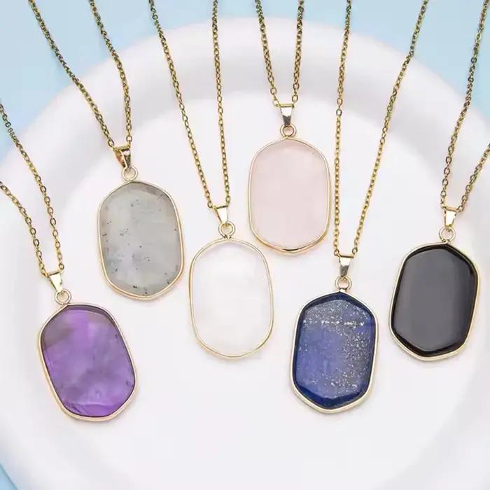 Collier pendentif en pierre de cristal naturel