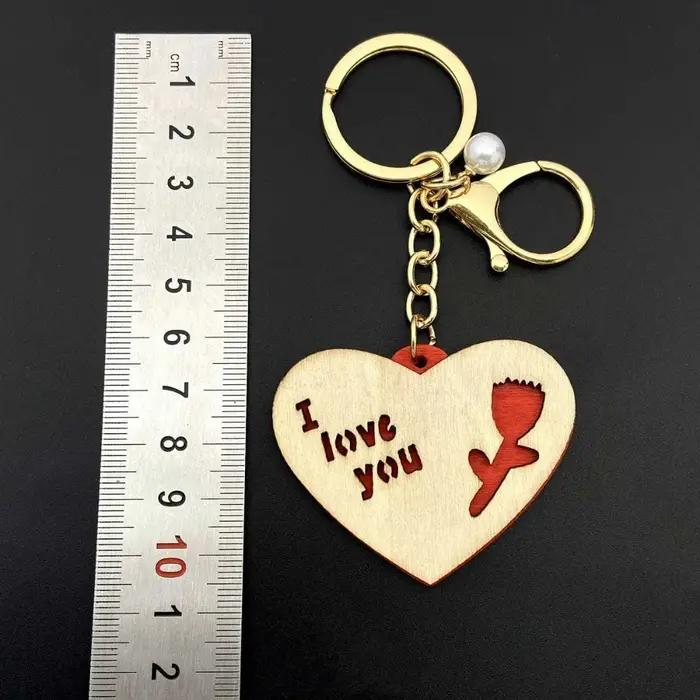Chaîne suspendue personnalisée en bois avec motifs de dessins animés et inscription Je t'aime pour homme et femme cadeau romantique occasions spéciales