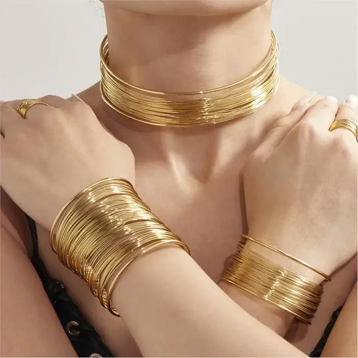 Collier ras du cou superposé en fil torsadé
