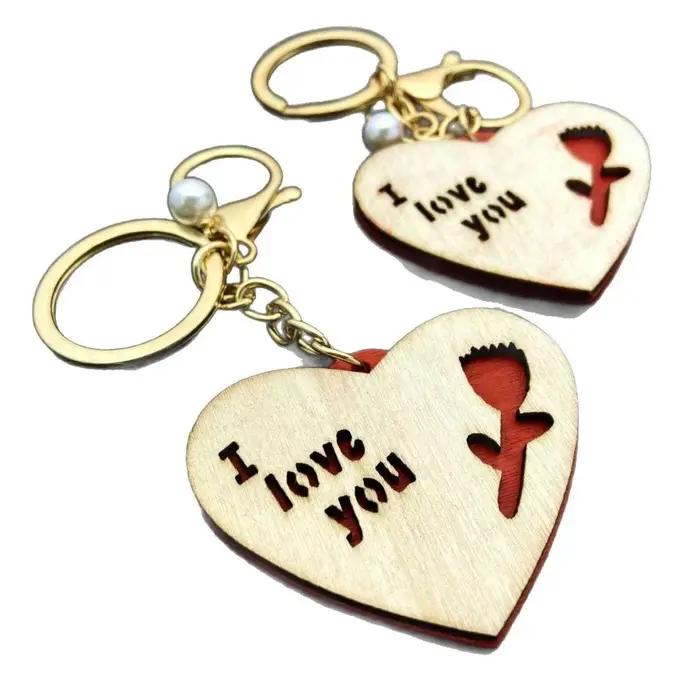 Chaîne suspendue personnalisée en bois avec motifs de dessins animés et inscription Je t'aime pour homme et femme cadeau romantique occasions spéciales