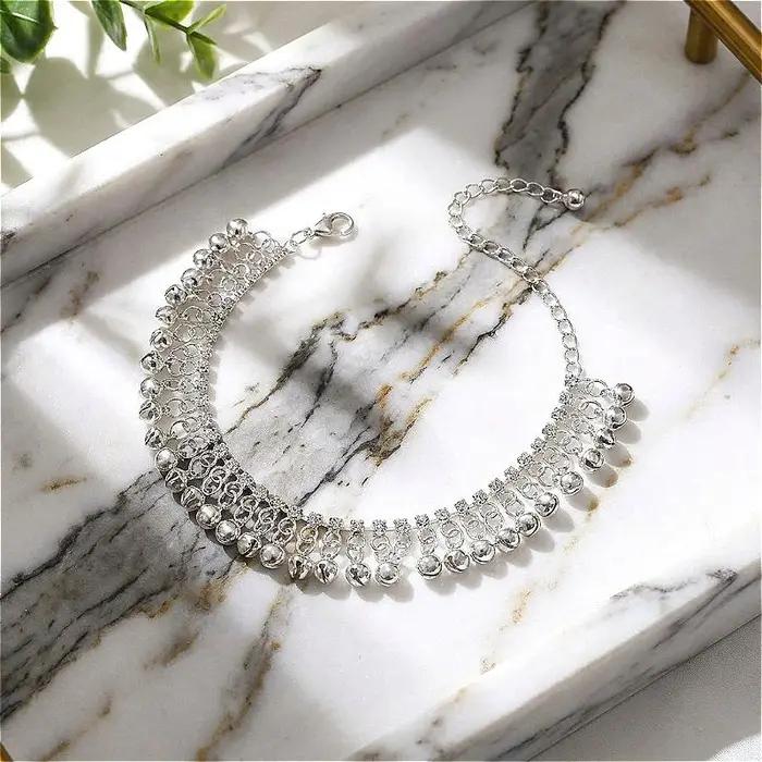 Chaîne de cheville vintage ethnique à pampilles avec clochette plaquée rhodium ou zinc vert armée pour femme style plage décontracté occassions spéciales