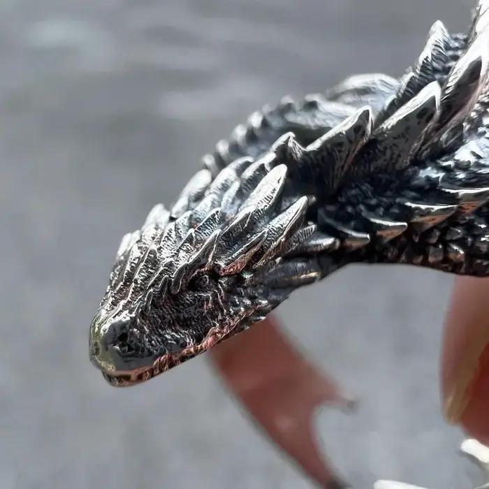 Bague de mode style gothique punk avec motif de dragon et pierre blanche ajustable pour look audacieux et mystique